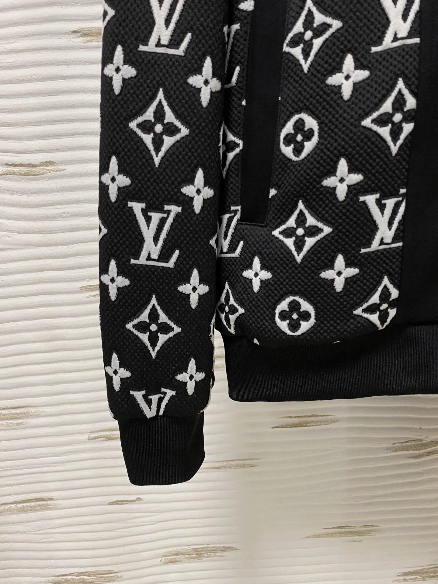 🅿️720 [LV Louis Vuitton] hot-selling suit is coming. Focus on the original version of the official website. 2025 new hot-selling cardigan and sweatshirt suit. The original order is the best. 🇭🇰The meticulous work of top designers. It has a fitting and perfect upper body effect. All-natural high-quality Tencel Roman cotton 100%, close-fitting comfort, noble and elegant! Original hardware embodies elegance and nobility! Counter size: M-3XL (maximum wear up to 190 pounds)